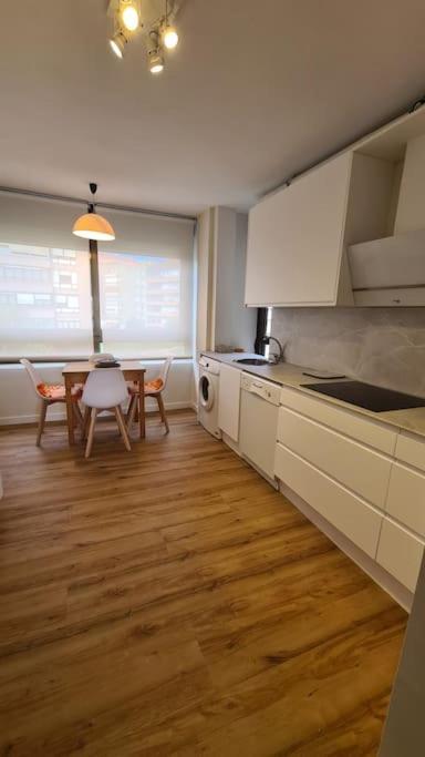 Apartamento Precioso Piso, Luminoso Y Calido En Santander, Con Parking Gratuito Con Acceso Directo Al Piso *