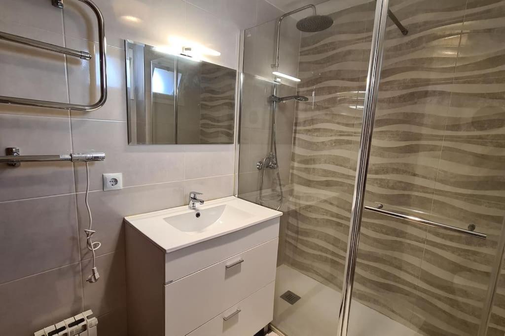 Apartamento Precioso Piso, Luminoso Y Calido En Santander, Con Parking Gratuito Con Acceso Directo Al Piso Santander